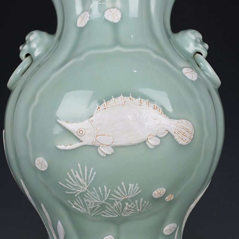 Qing Dynasty Qianlong bean green glaze piled carving fish and algae pattern crabapple vase