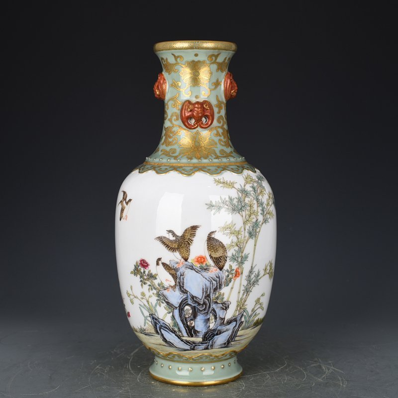 Qing Dynasty Qianlong bean green glaze vase