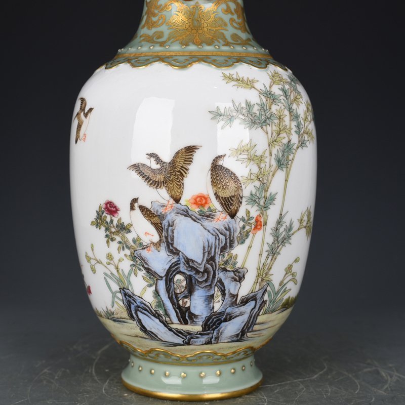 Qing Dynasty Qianlong bean green glaze vase