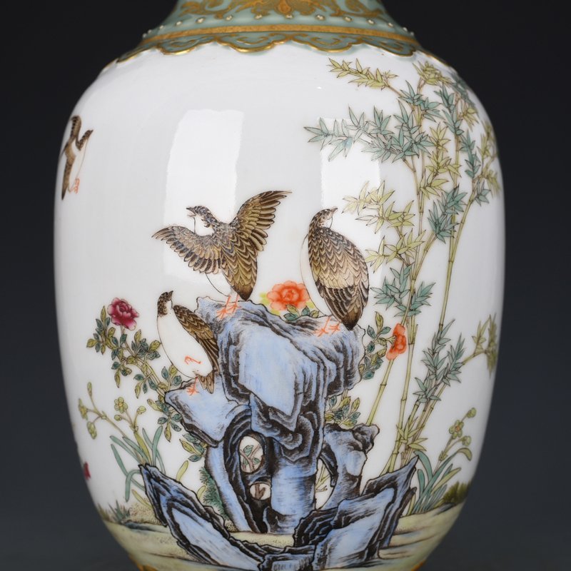 Qing Dynasty Qianlong bean green glaze vase