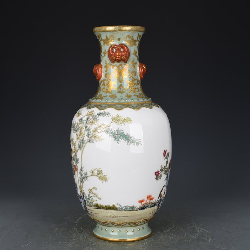 Qing Dynasty Qianlong bean green glaze vase