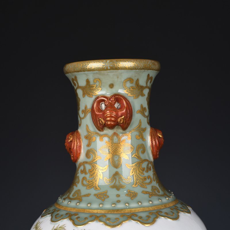 Qing Dynasty Qianlong bean green glaze vase
