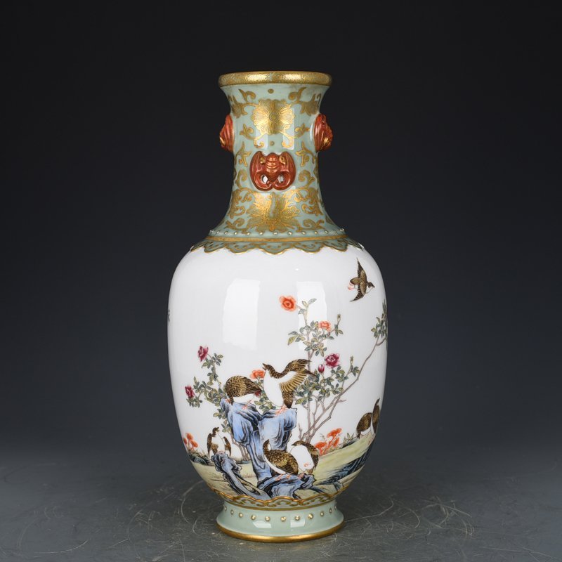 Qing Dynasty Qianlong bean green glaze vase