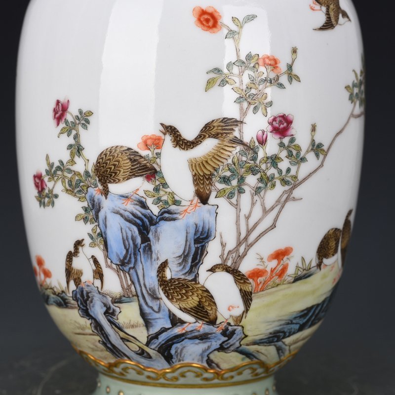 Qing Dynasty Qianlong bean green glaze vase
