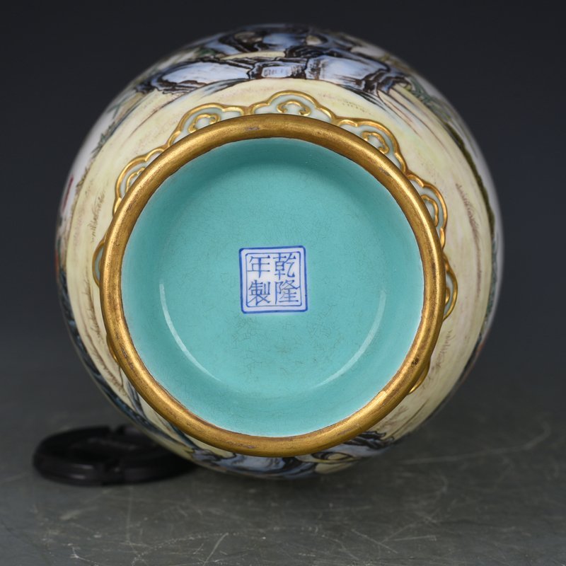 Qing Dynasty Qianlong bean green glaze vase