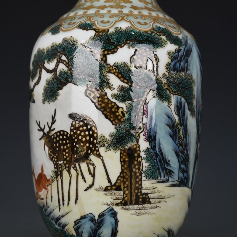 Qing Dynasty Qianlong bean green glaze gold-painted vase with pine and deer fortune
