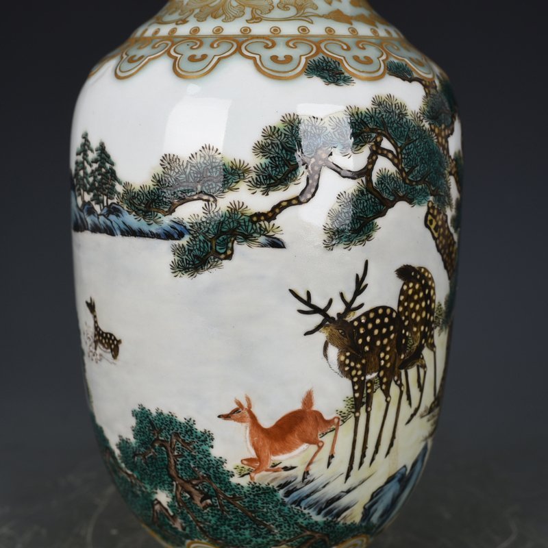Qing Dynasty Qianlong bean green glaze gold-painted vase with pine and deer fortune