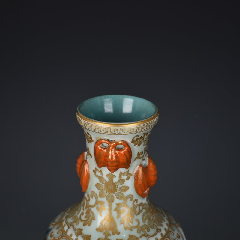 Qing Dynasty Qianlong bean green glaze gold-painted vase with pine and deer fortune