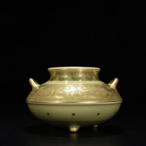 Qing Dynasty Qianlong bean green glaze fish basket statue