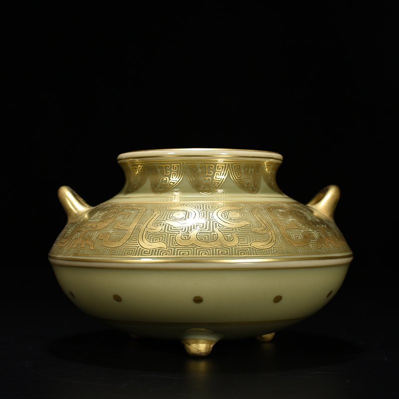 Qing Dynasty Qianlong bean green glaze fish basket statue