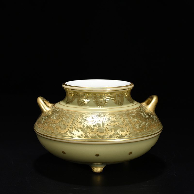 Qing Dynasty Qianlong bean green glaze fish basket statue