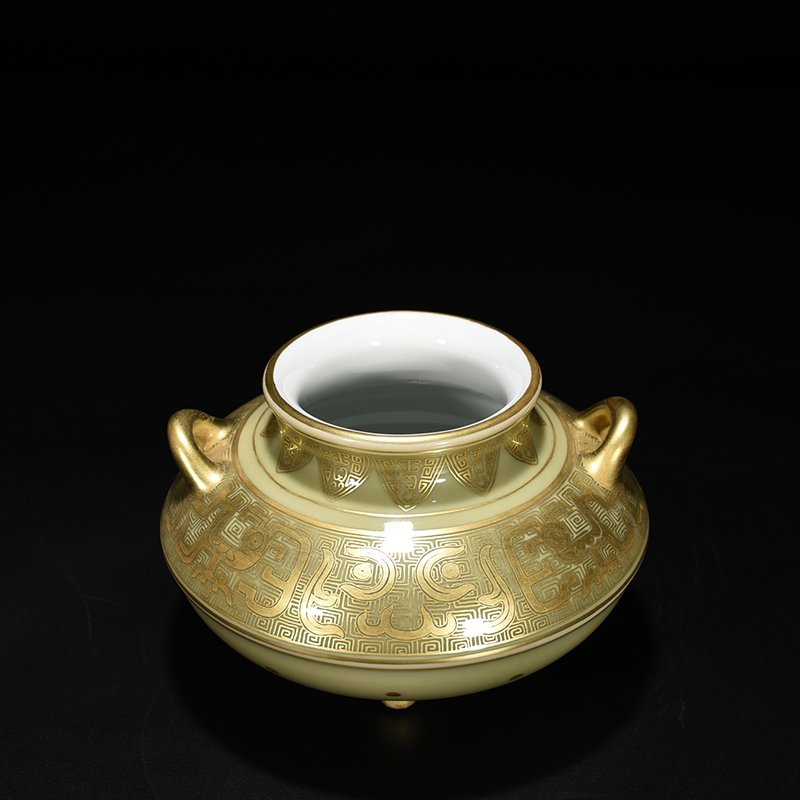 Qing Dynasty Qianlong bean green glaze fish basket statue