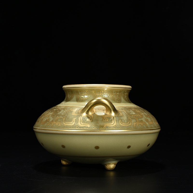 Qing Dynasty Qianlong bean green glaze fish basket statue