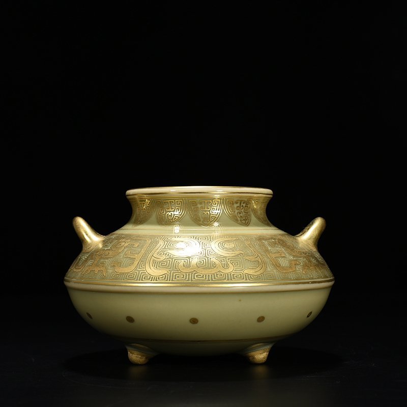 Qing Dynasty Qianlong bean green glaze fish basket statue