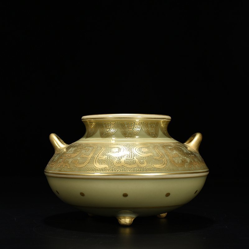 Qing Dynasty Qianlong bean green glaze fish basket statue
