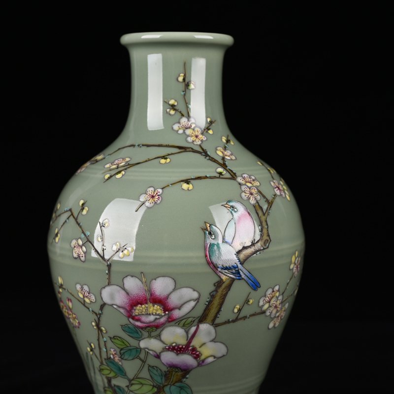 Qing Dynasty Qianlong bean green glaze pastel flower and bird pattern vase