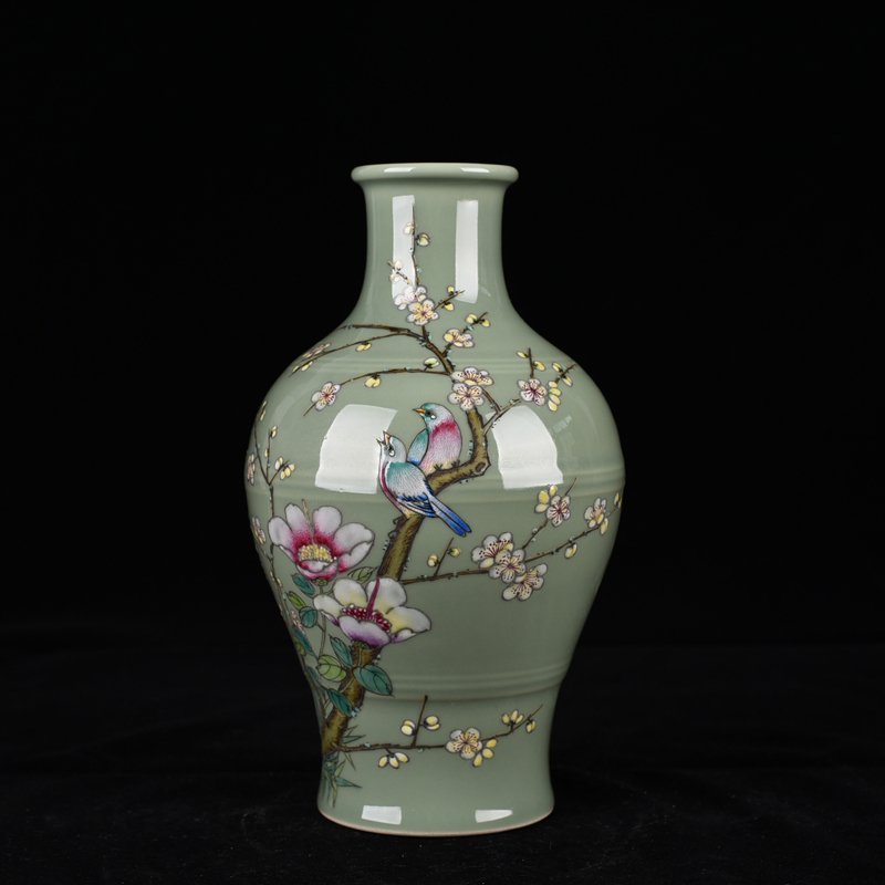 Qing Dynasty Qianlong bean green glaze pastel flower and bird pattern vase