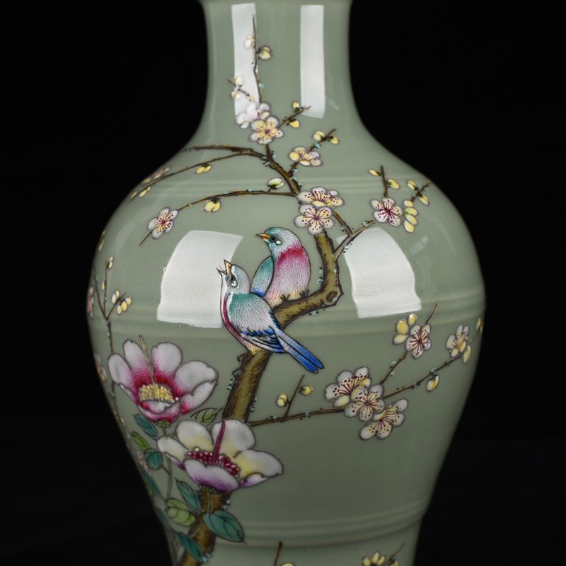 Qing Dynasty Qianlong bean green glaze pastel flower and bird pattern vase