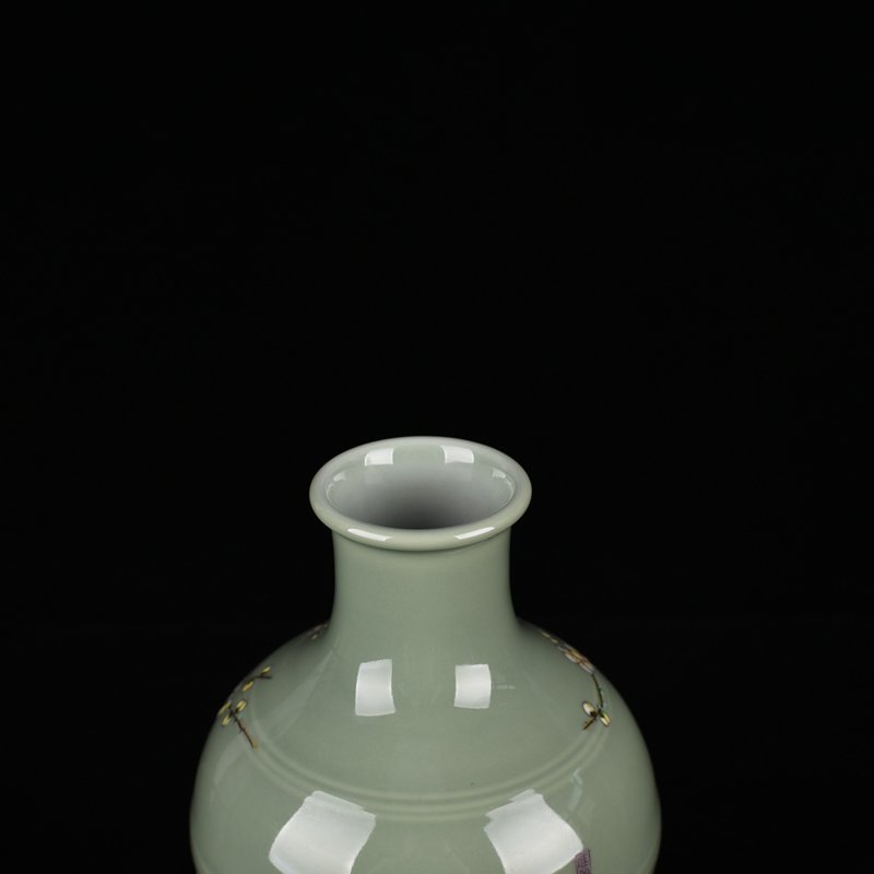 Qing Dynasty Qianlong bean green glaze pastel flower and bird pattern vase