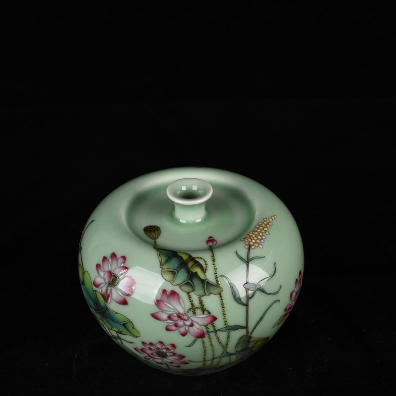 Qing Dynasty Qianlong bean green glaze pastel lotus pattern apple statue