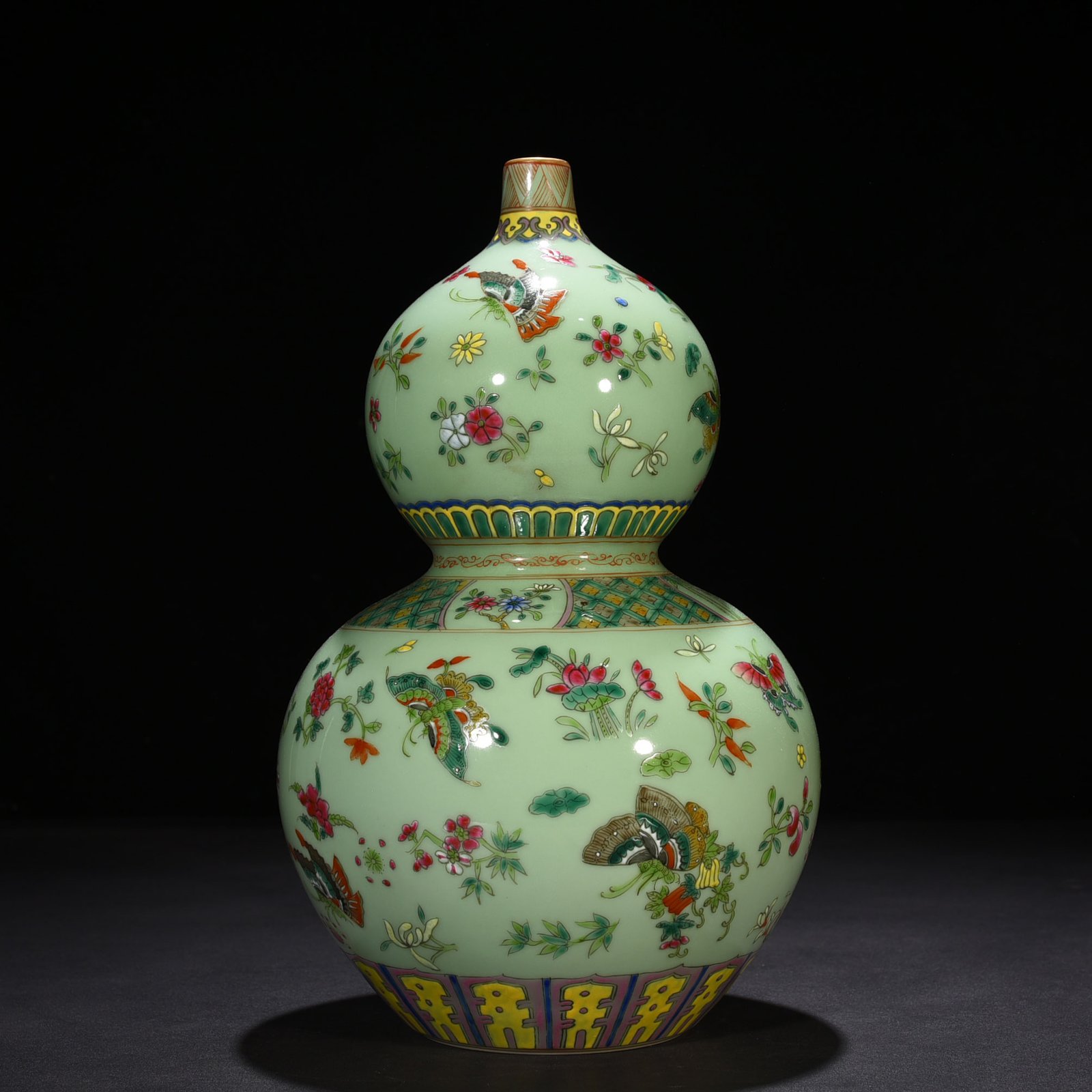 Qing Dynasty Qianlong bean green glaze pastel butterfly love pattern gourd vase