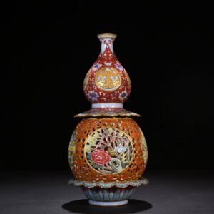 Qing Dynasty Qianlong rolled pastel gold-painted hollow gourd bottle
