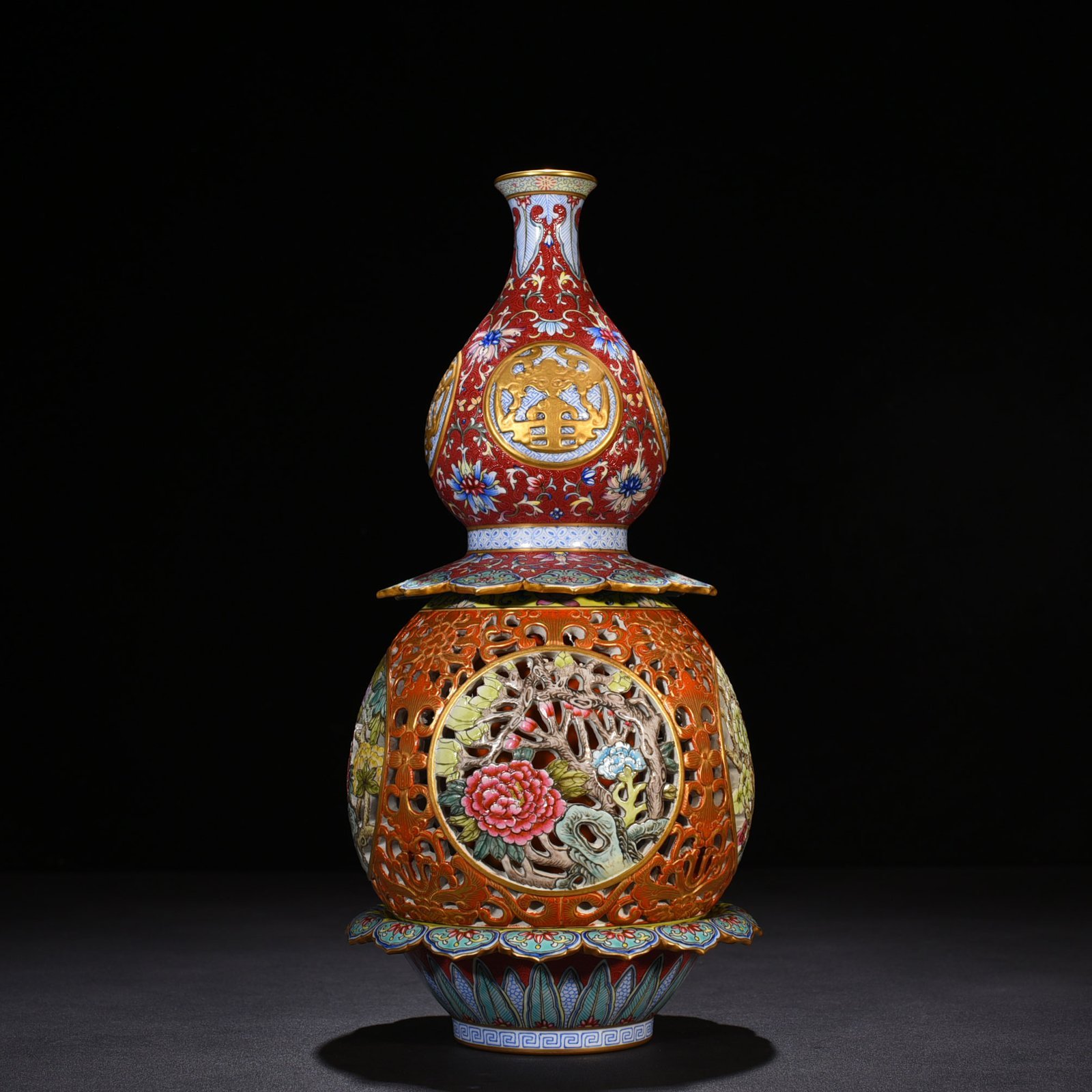 Qing Dynasty Qianlong rolled pastel gold-painted hollow gourd bottle