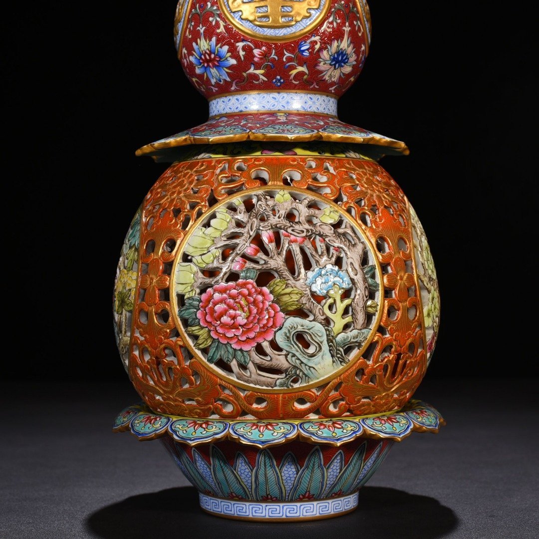 Qing Dynasty Qianlong rolled pastel gold-painted hollow gourd bottle