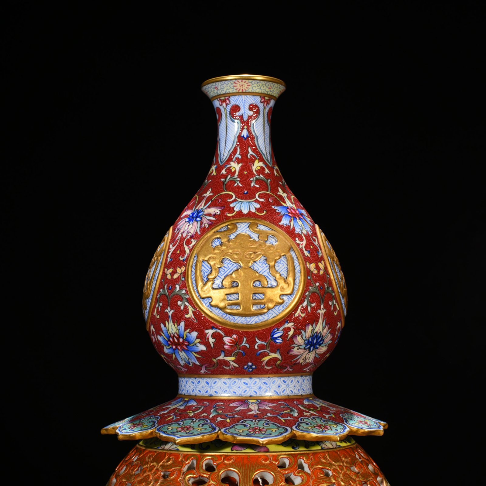 Qing Dynasty Qianlong rolled pastel gold-painted hollow gourd bottle