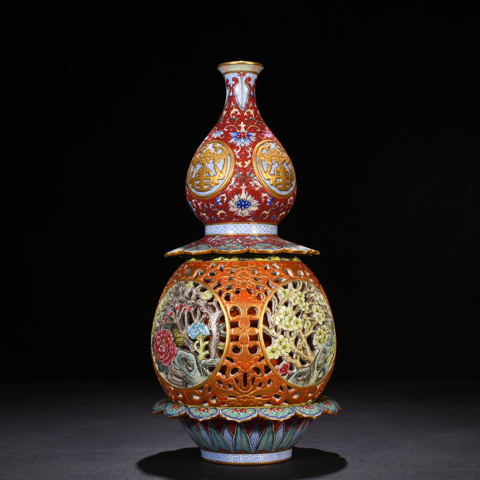 Qing Dynasty Qianlong rolled pastel gold-painted hollow gourd bottle