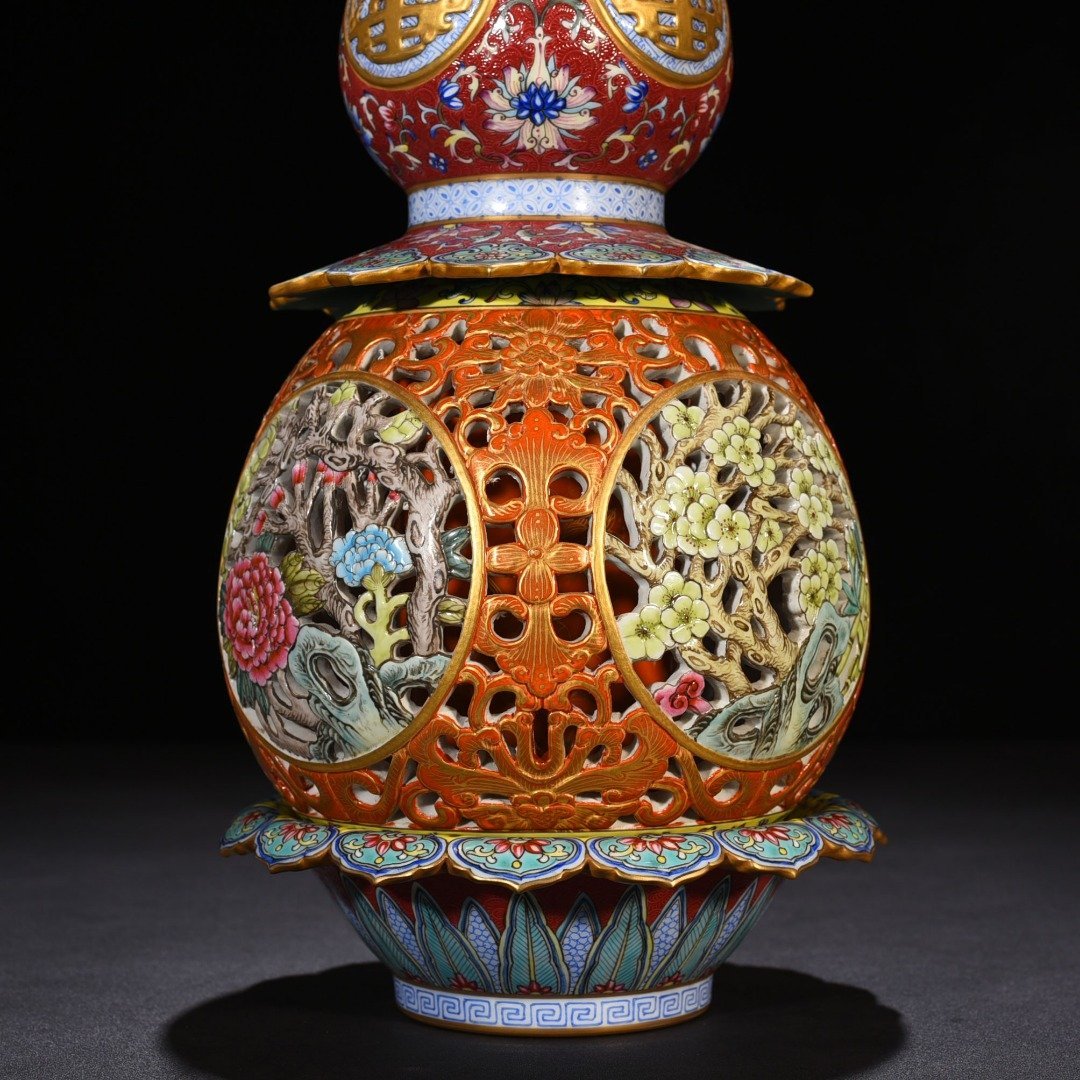 Qing Dynasty Qianlong rolled pastel gold-painted hollow gourd bottle