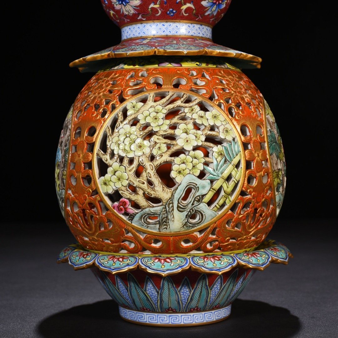 Qing Dynasty Qianlong rolled pastel gold-painted hollow gourd bottle