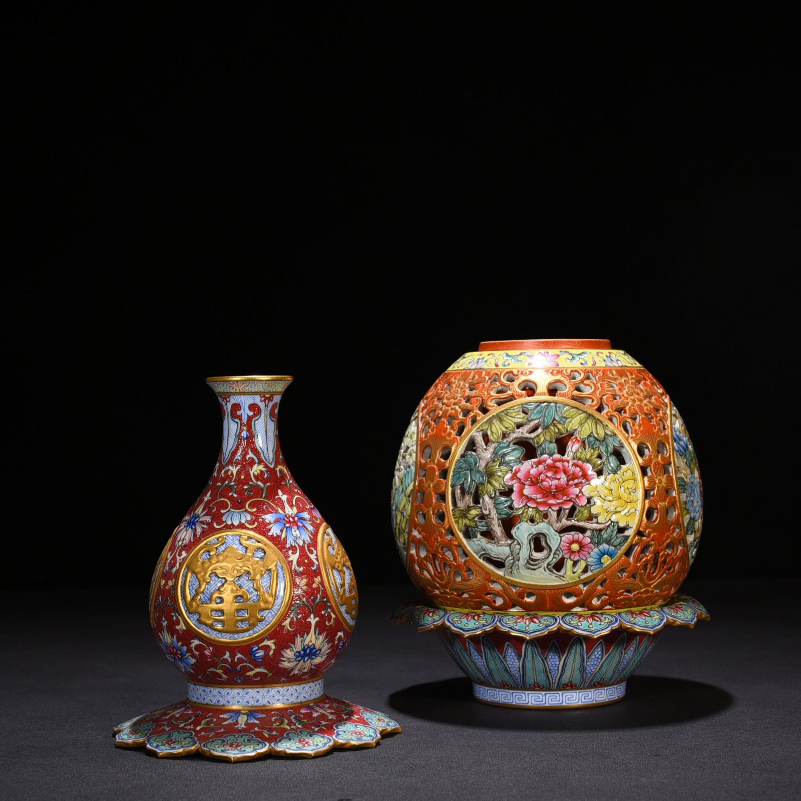 Qing Dynasty Qianlong rolled pastel gold-painted hollow gourd bottle