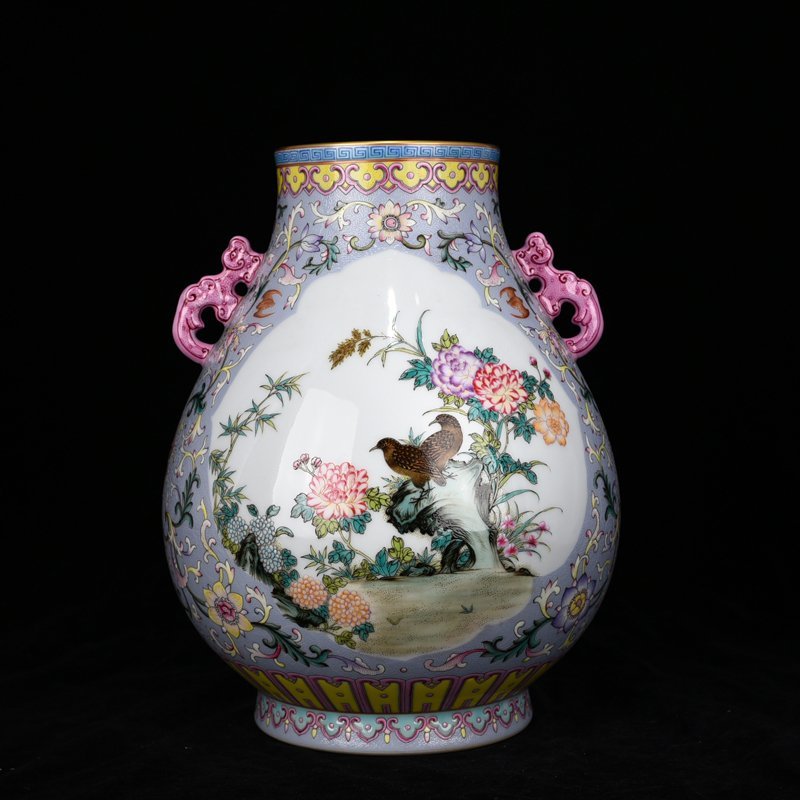 Qing Dynasty Qianlong rolled road pattern consecrated flower and bird pattern vase