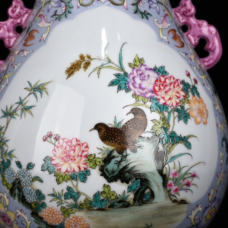 Qing Dynasty Qianlong rolled road pattern consecrated flower and bird pattern vase
