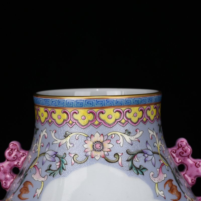 Qing Dynasty Qianlong rolled road pattern consecrated flower and bird pattern vase