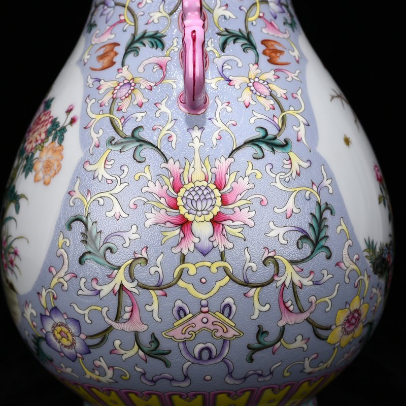 Qing Dynasty Qianlong rolled road pattern consecrated flower and bird pattern vase