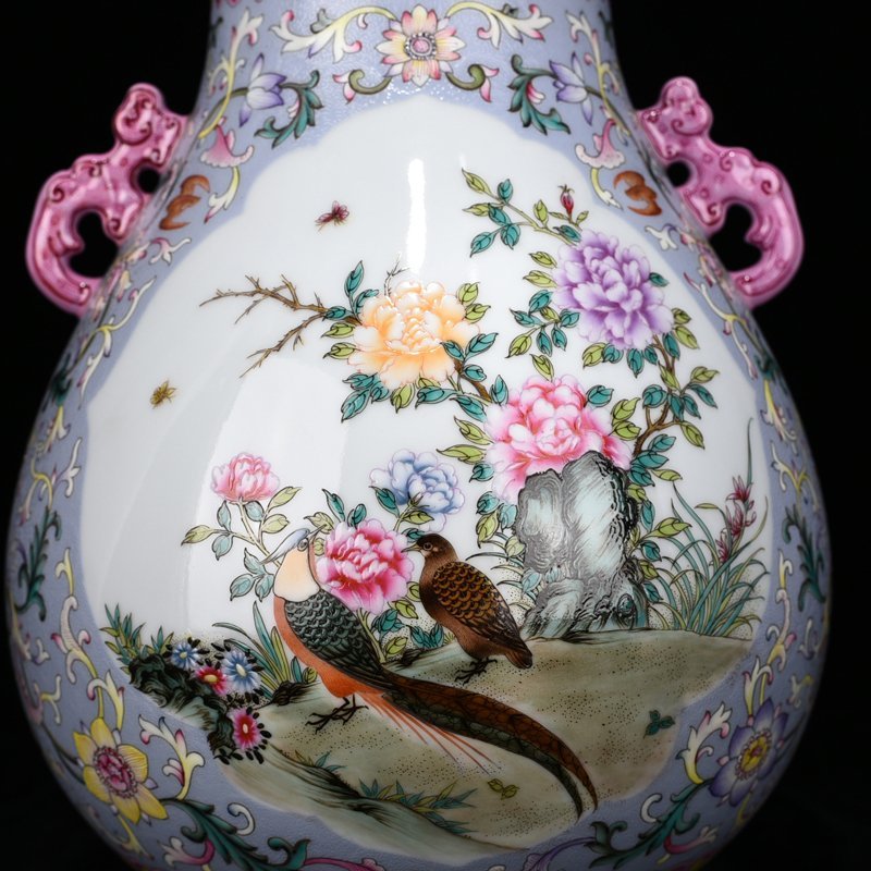 Qing Dynasty Qianlong rolled road pattern consecrated flower and bird pattern vase
