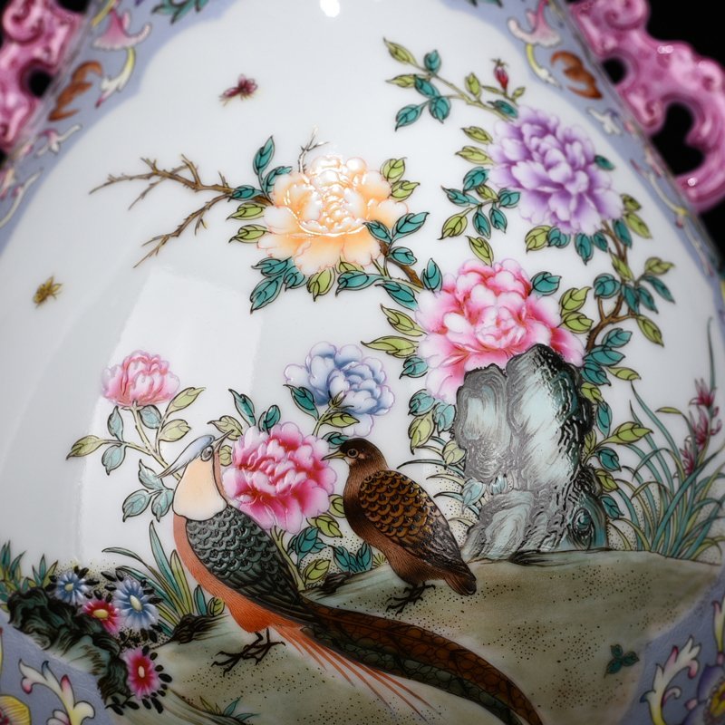 Qing Dynasty Qianlong rolled road pattern consecrated flower and bird pattern vase