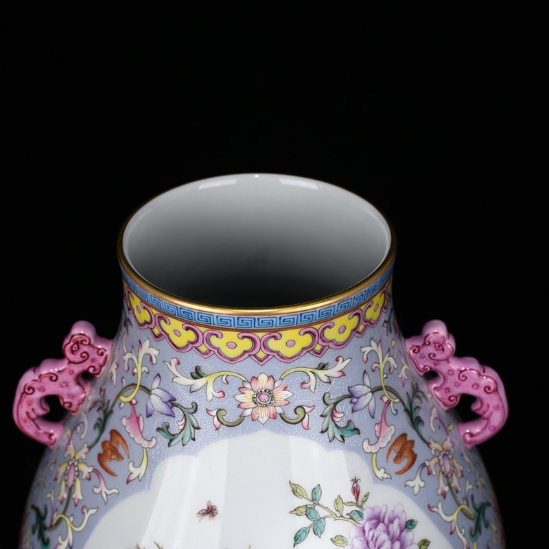 Qing Dynasty Qianlong rolled road pattern consecrated flower and bird pattern vase
