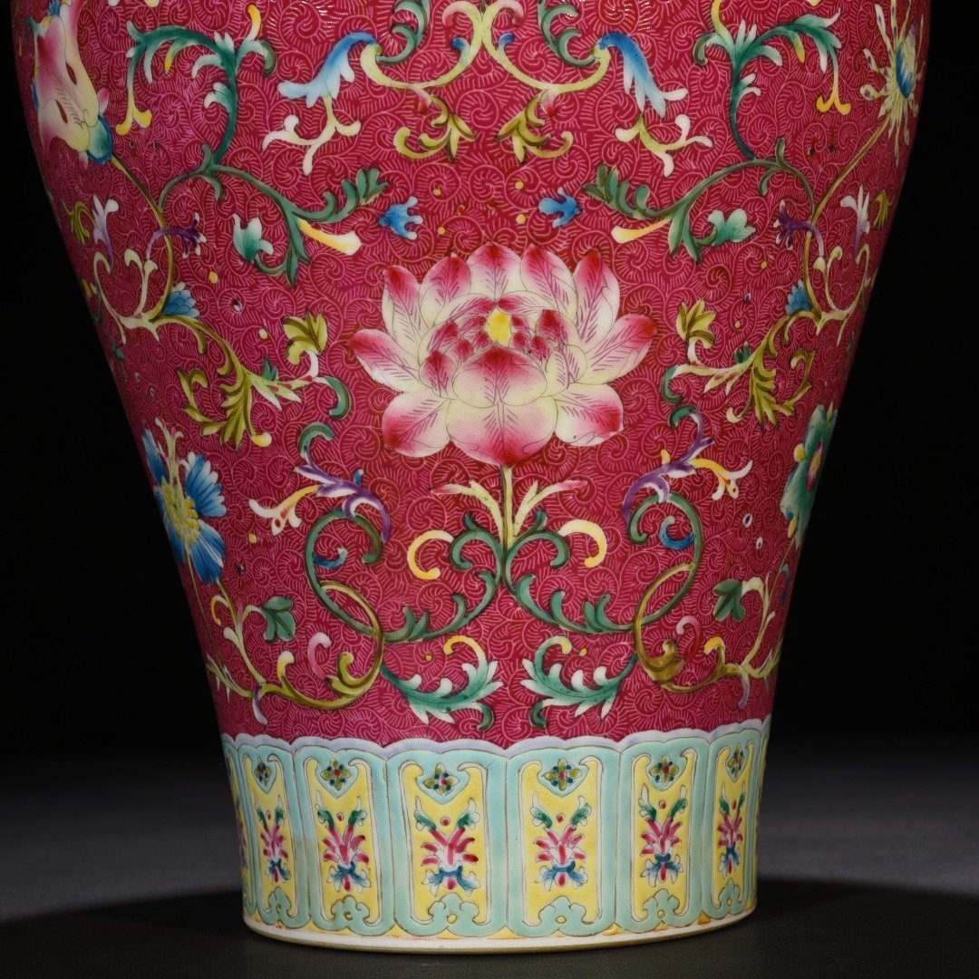 Qing Dynasty Qianlong rolling road carmine red ground pastel flower pattern plum vase