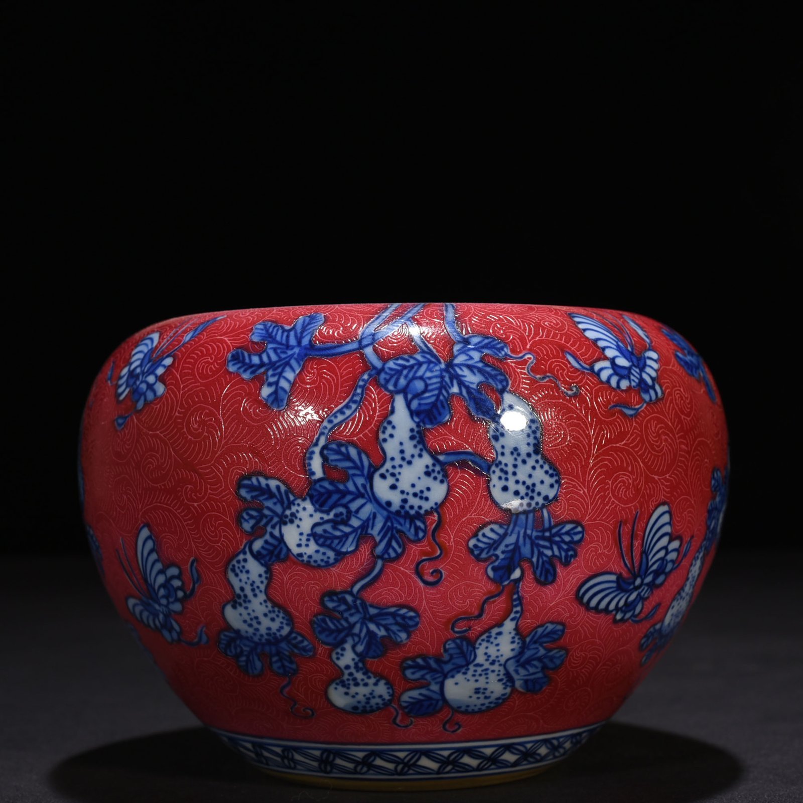 Qing Dynasty Qianlong rolling road rouge ground blue and white gourd pattern wash