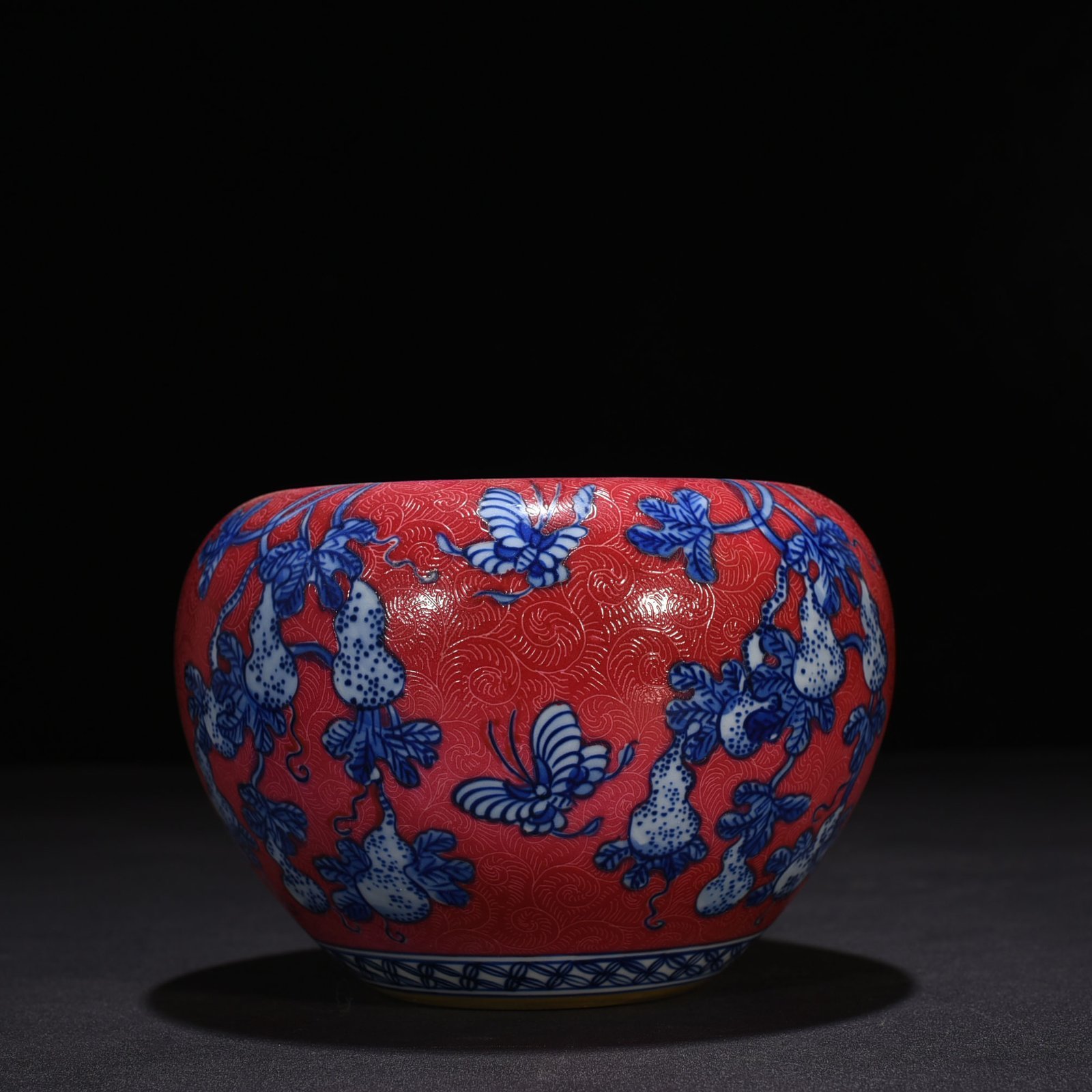 Qing Dynasty Qianlong rolling road rouge ground blue and white gourd pattern wash