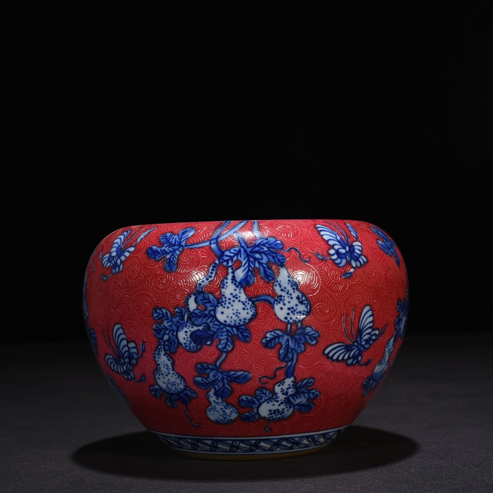Qing Dynasty Qianlong rolling road rouge ground blue and white gourd pattern wash