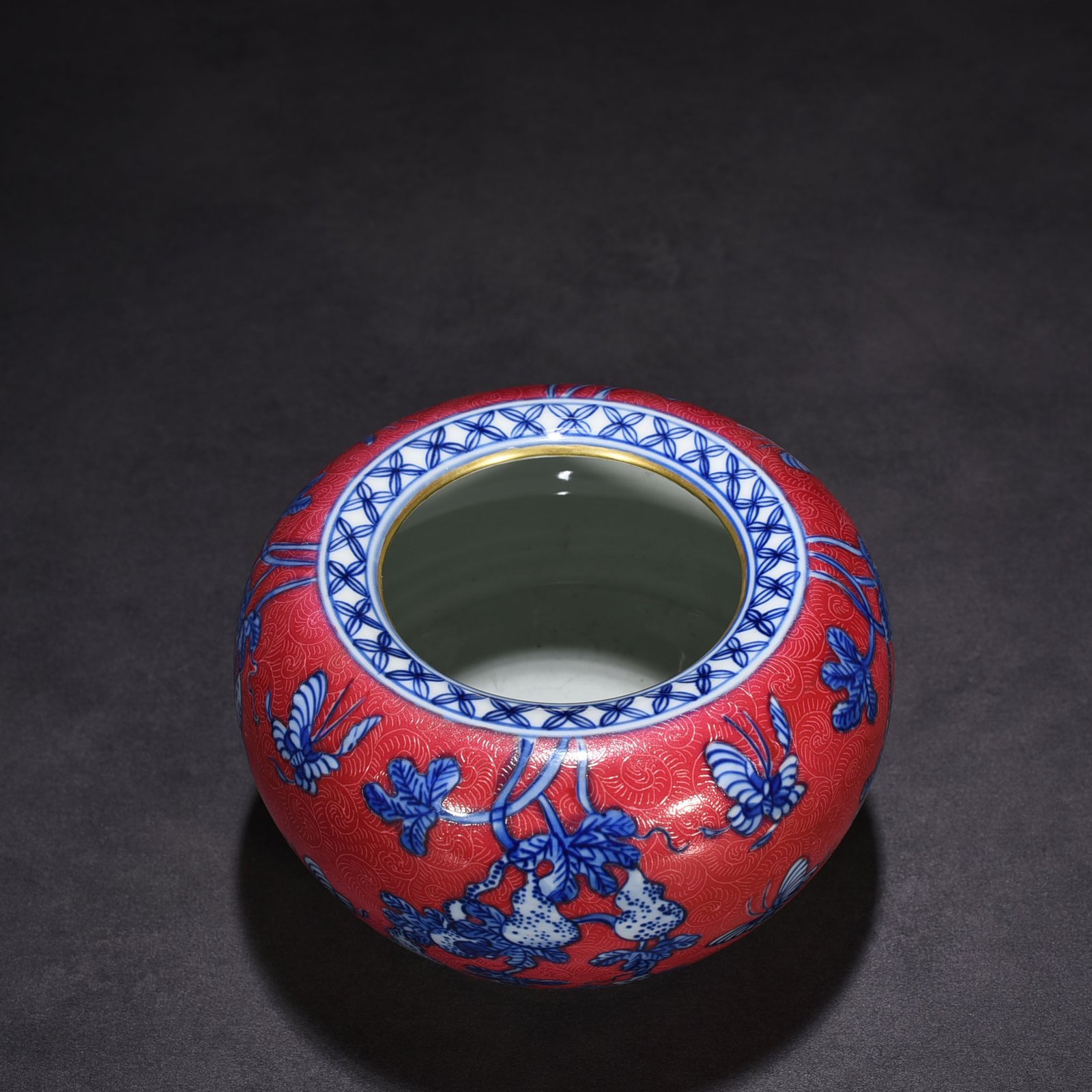 Qing Dynasty Qianlong rolling road rouge ground blue and white gourd pattern wash