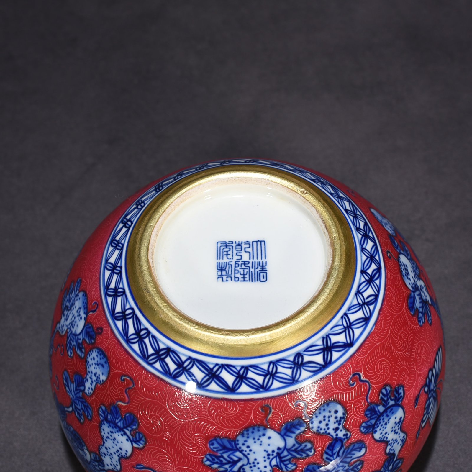 Qing Dynasty Qianlong rolling road rouge ground blue and white gourd pattern wash