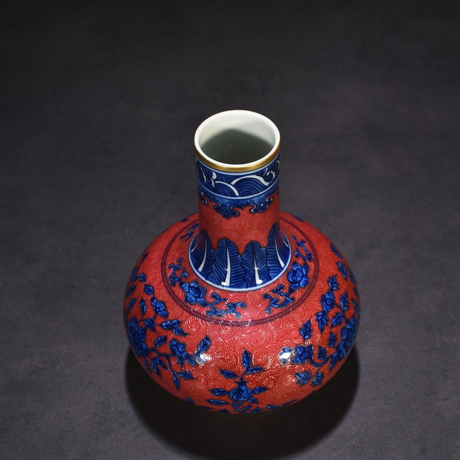 Qing Dynasty Qianlong rolled rouge ground blue and white straight-neck vase