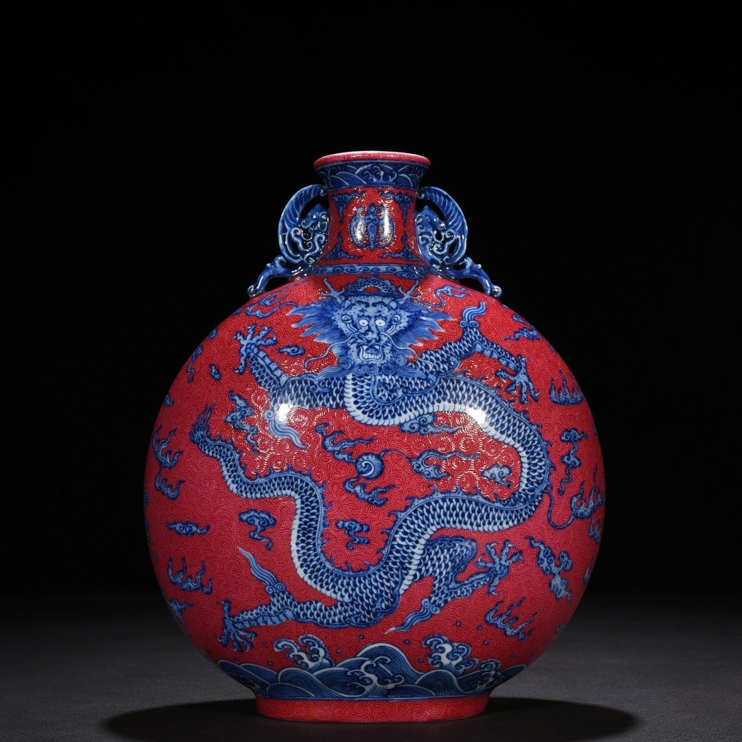 Qing Dynasty Qianlong rolled rouge ground blue and white dragon pattern flat vase