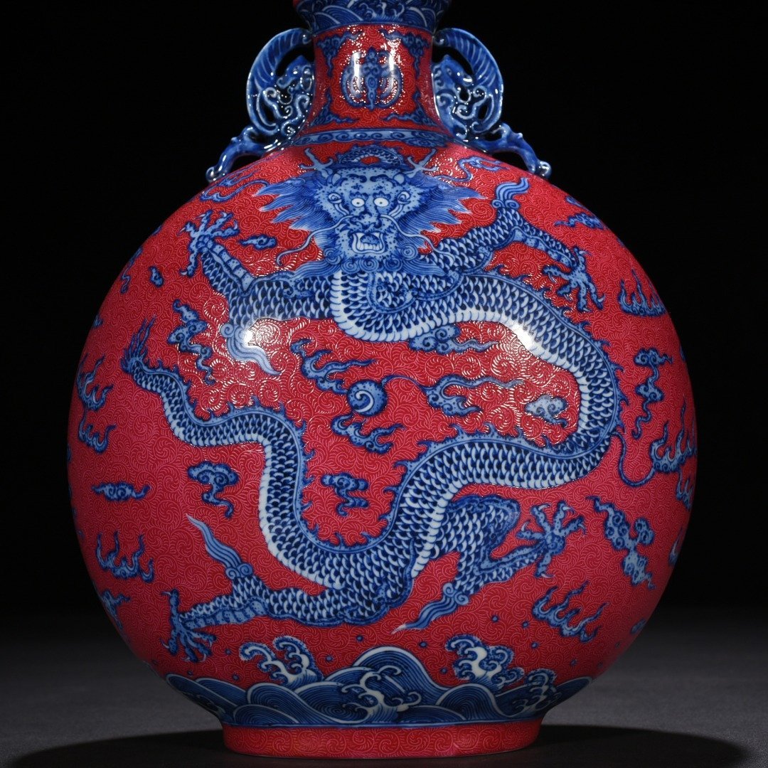 Qing Dynasty Qianlong rolled rouge ground blue and white dragon pattern flat vase