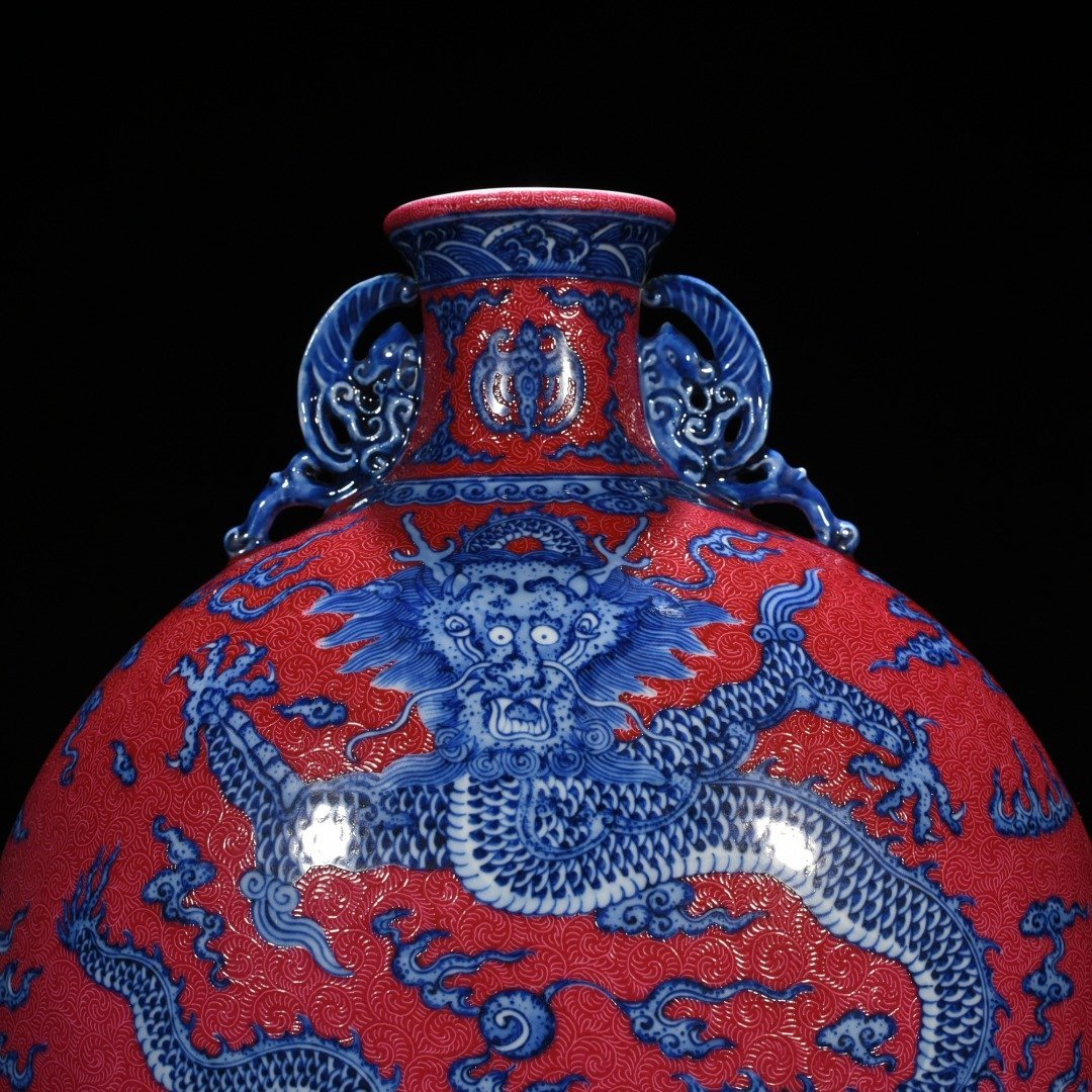 Qing Dynasty Qianlong rolled rouge ground blue and white dragon pattern flat vase